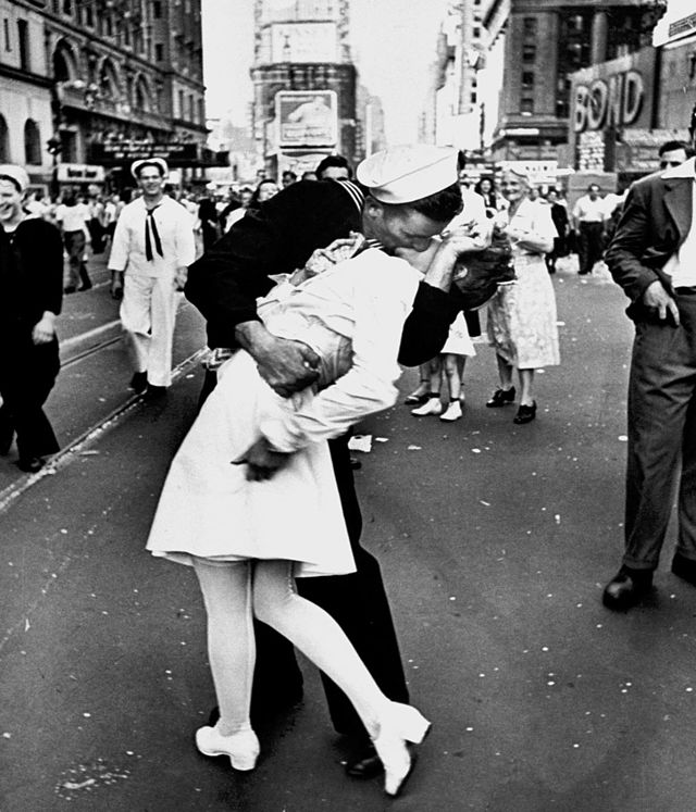 alfred-eisenstaedt-el-beso-1945_opt