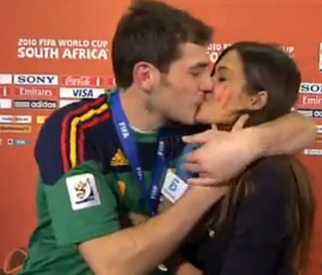 el-famoso-beso-de-iker-y-sara-gtres_opt