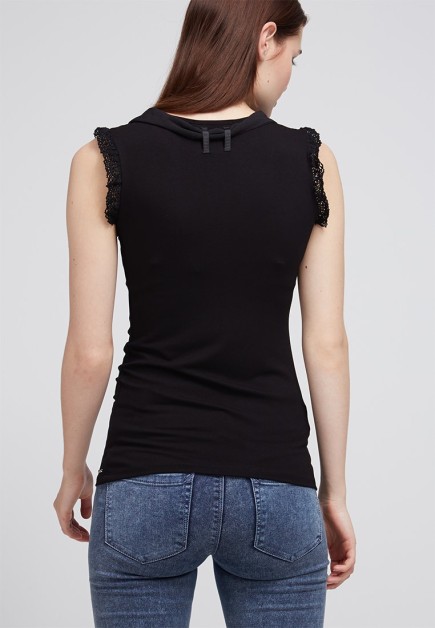 Crea contrastes con una camiseta negra. (GTres)