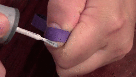 manicura con goma elástica