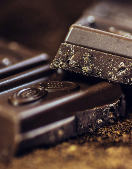CHOCOLATE NEGRO. Ya sabemos bien que el chocolate ayuda a mejorar el estado anímico, así que date el capricho.