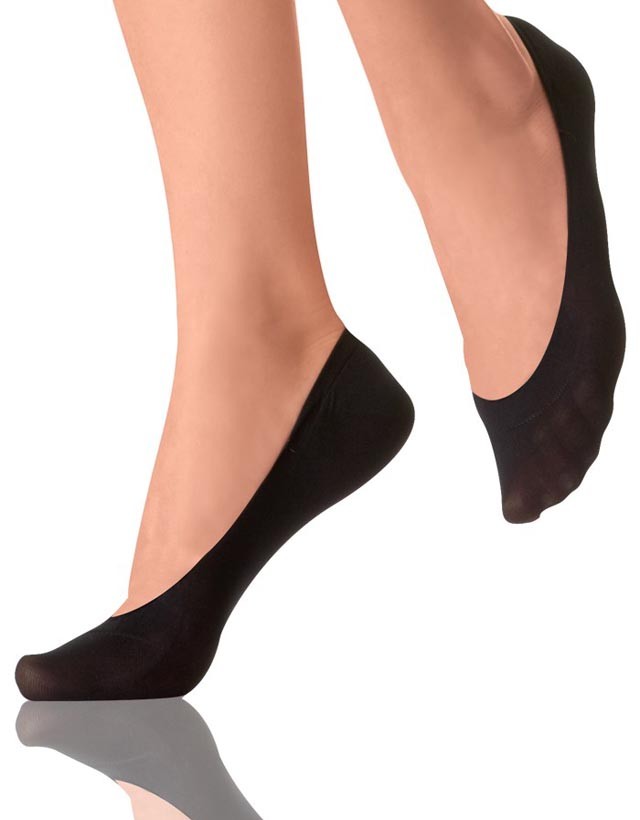 9. Calcetines de media pinkies con bailarinas. Los hemos conocido en su mayoría como ‘pinkis’ y en sus cajas se denominan como ‘salva pies’. Son esos calcetines de media que solo cubren la suela del pie, en color beige. Las usamos con las bailarinas o zapatos de ese tipo. El problema viene cuando hacen acto de presencia y se dejan ver. OMG!