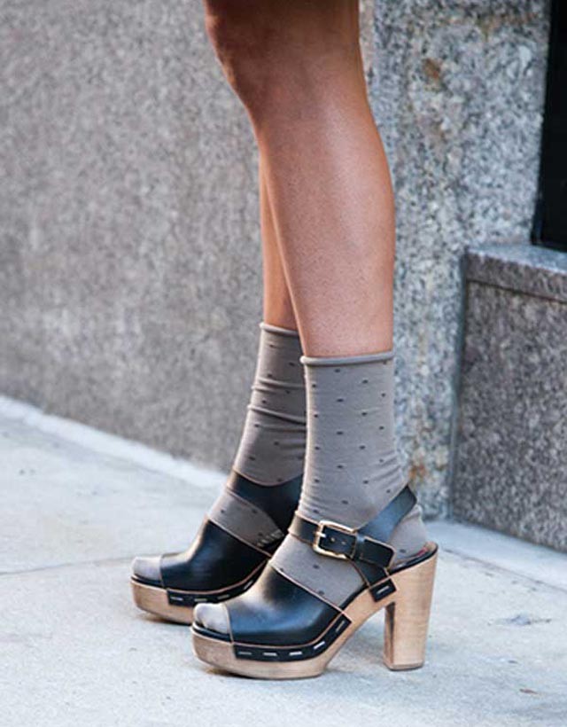 7. Calcetines con sandalias. Están de moda, bloggers y celebrities se han apuntado a una de las modas del momento: ponerse calcetines con calzado de verano, algo de lo que hace apenas un año nos reíamos. Pues bien. Lo lleve quien lo lleve, nos parece un tanto arriesgado y seguro que nuestra cita no lo entendería…