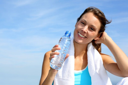 4. Beber mucha agua. Uno de los principales problemas a los que tenemos que enfrentarnos las mujeres es la retención de líquidos. Para evitarla es muy eficaz el beber mucha agua para eliminar líquidos.