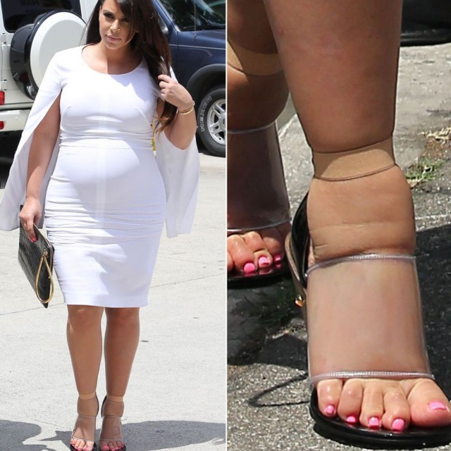 5. Chanclas con los pies muy descuidados. Llega el verano y toca lucir chanclas y sandalias. Sin embargo, cuidado antes de descubrir los pies: hay que pasar por el gabinete de estética para hacernos la pedicura si no queremos que cuando nos miren la parte de abajo todo el encanto se esfume.
