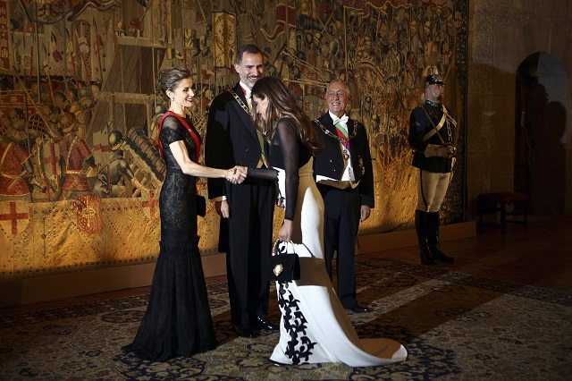 Former Spanish television journalist Sara Carbonero shakes hands with Spain's Queen Letizia, left, also a former TV journalist, while Spain's King Felipe and Portuguese President Marcelo Rebelo de Sousa, right, look on before a gala dinner in Guimaraes, Portugal, Monday, Nov. 28 2016