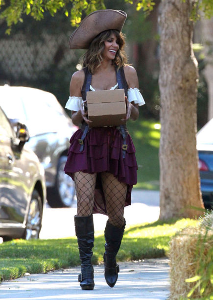 Actress Halle Berry attends a Halloween party in Los Angeles en la foto : disfrazada de " pirata "