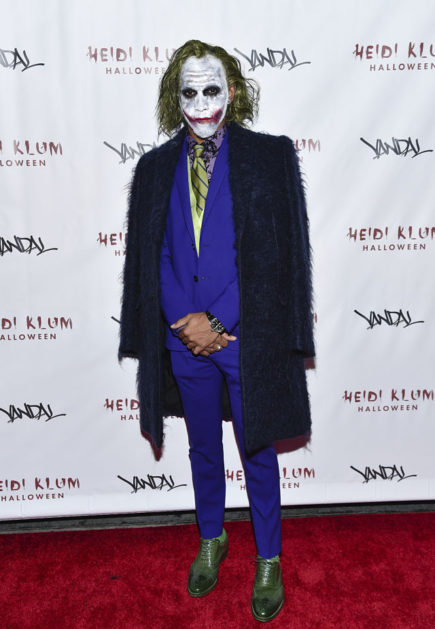 Driver Lewis Hamilton at 17th Annual Halloween Party on Monday, Oct. 31, 2016, in New York. en la foto : disfrazado de " Joker de Batman "