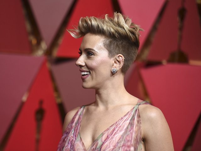 Scarlett Johansson con el pelo corto con la nuca y laterales rapado