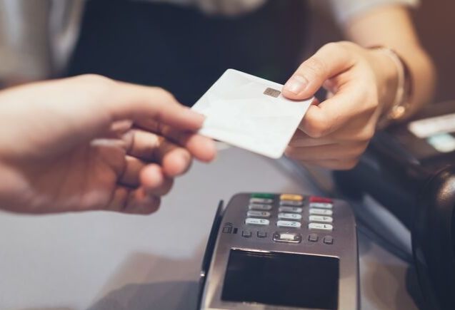 Tickets de compra en el bolso (istock)