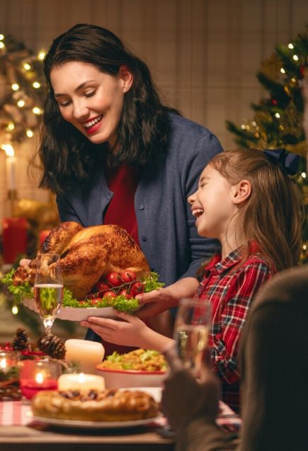 Quedar con familiares y amigos para comer es la excusa perfecta (Istock)
