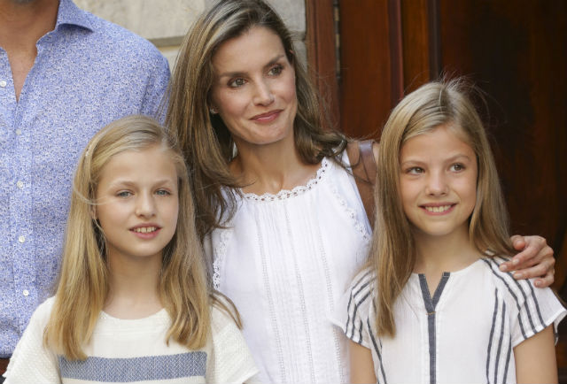 Doña Letizia y sus hijas en Palma de Mallorca (Foto: Gtres)