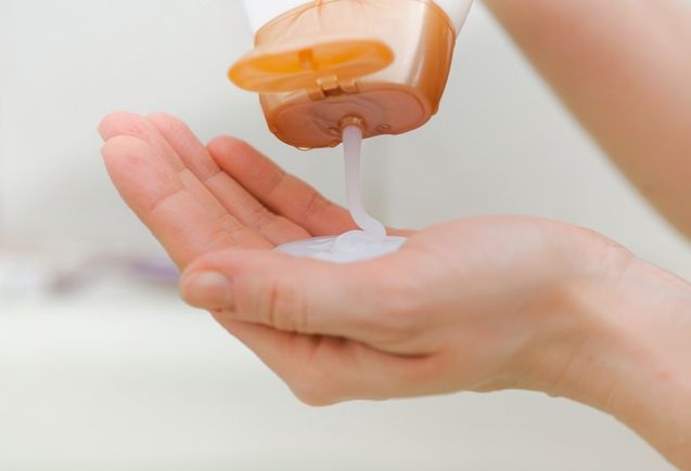 Oler a jabón de baño y desodorante (istock)