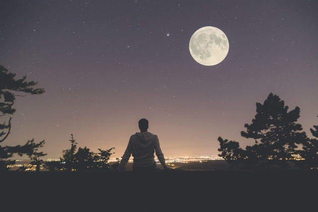 La luna llena hace que nuestros sentimientos estén a flor de piel (Foto: iStock)