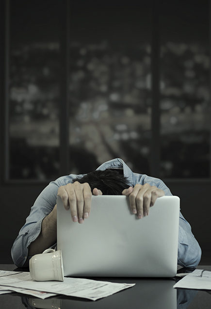 Señales que indican que le estás agobiando SIEMPRE PARECE OCUPADO(Istock)
