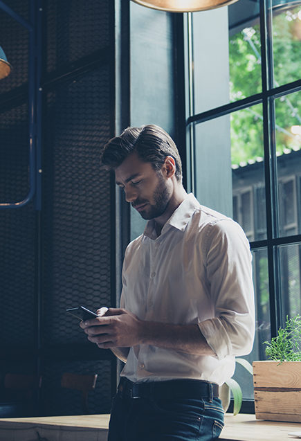 Señales que indican que le estás agobiando TARDA MÁS DE LO NORMAL EN CONTESTAR TUS MENSAJES(Istock)