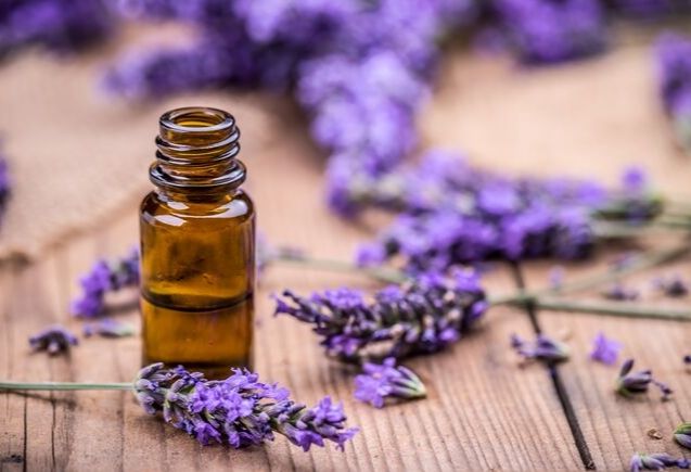 Puedes masajear tu abdomen con aceite de lavanda (istock)
