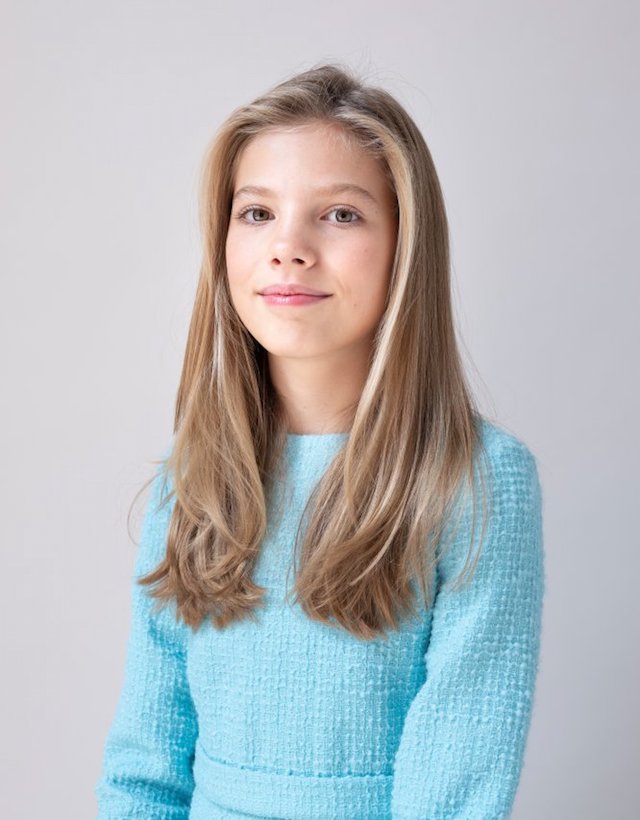 La infanta Sofía en su primer posado en solitario (Casa Real).