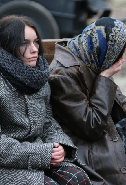 Dos mujeres refugiadas descansan en un banco durante el invierno