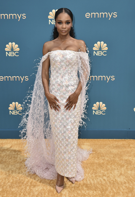 Zuri Hall de blanco en los Emmy 2022 (GTRES)