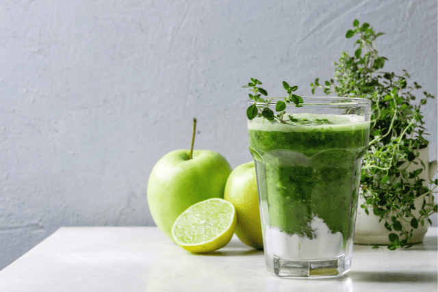 Batido verde de espinacas y manzana (Envato)