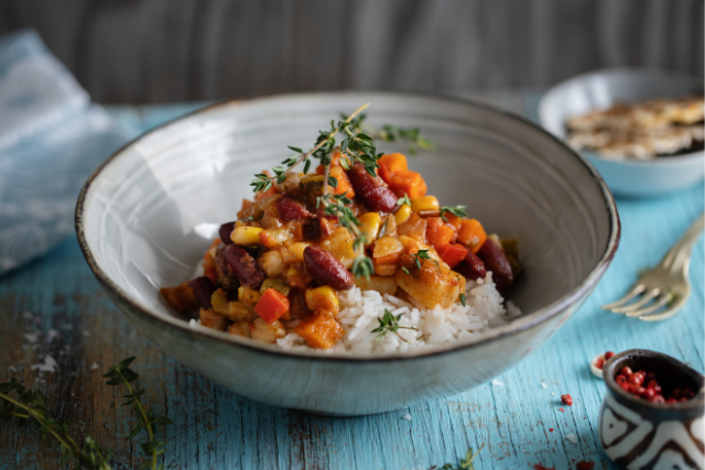 Arroz integral con verduras y pollo (Envato)