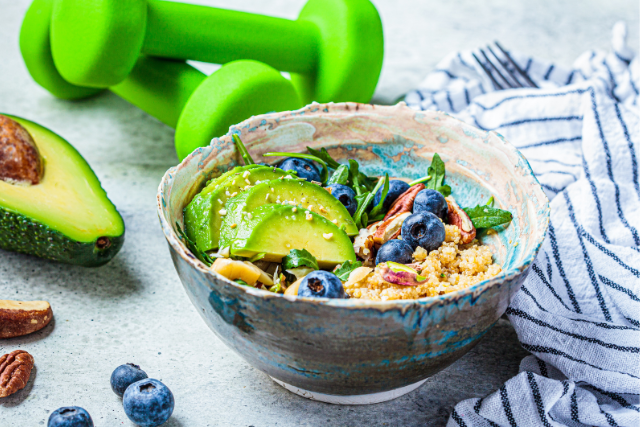 Ensalada de quinoa con frutas y verduras (Envato)
