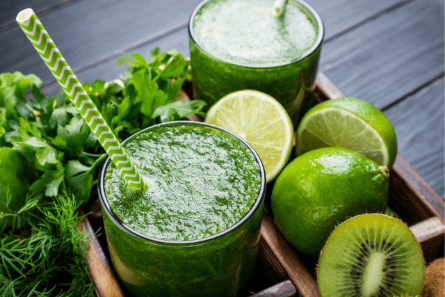 Batido verde de espinacas y kiwi (Envato)