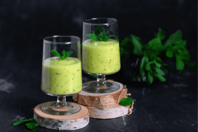 Batido verde de espinacas y piña (Envato)