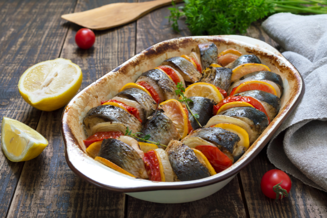 Pescado al horno con verduras (Envato)
