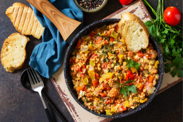 Huevos revueltos con verduras (Envato)
