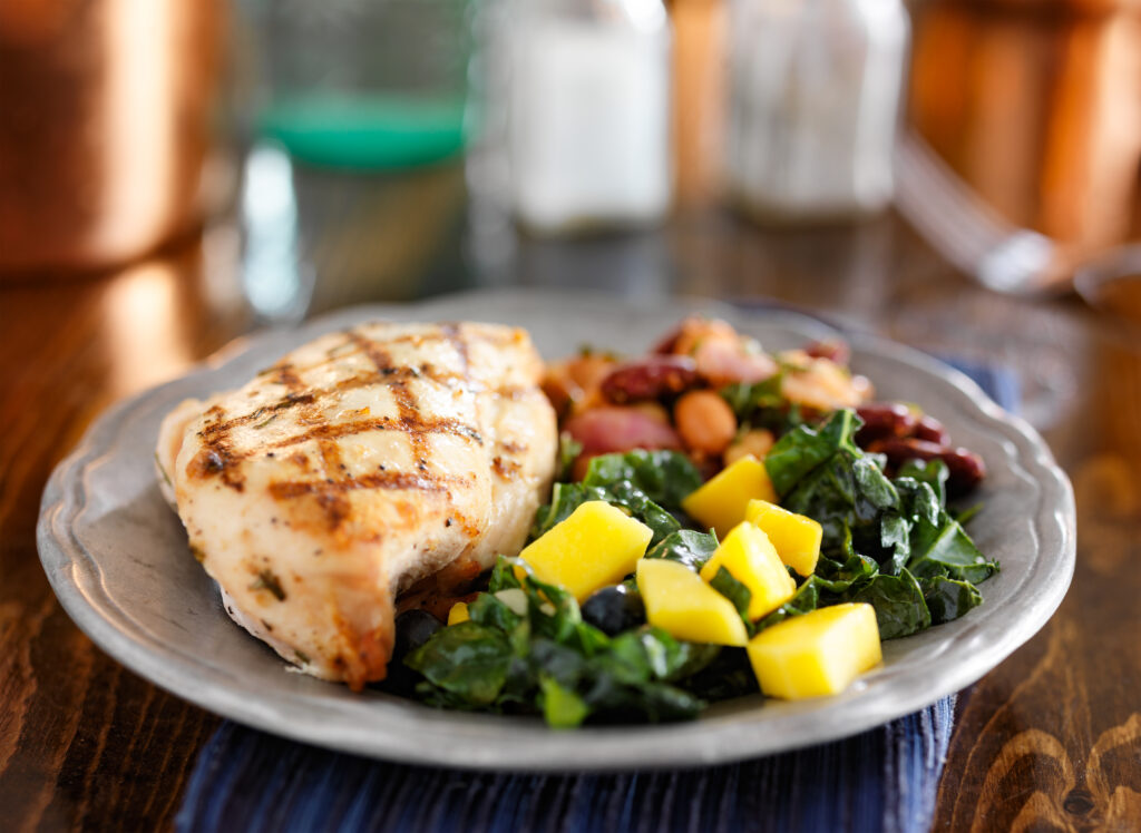 Ensalada de pollo y mango (Envato)