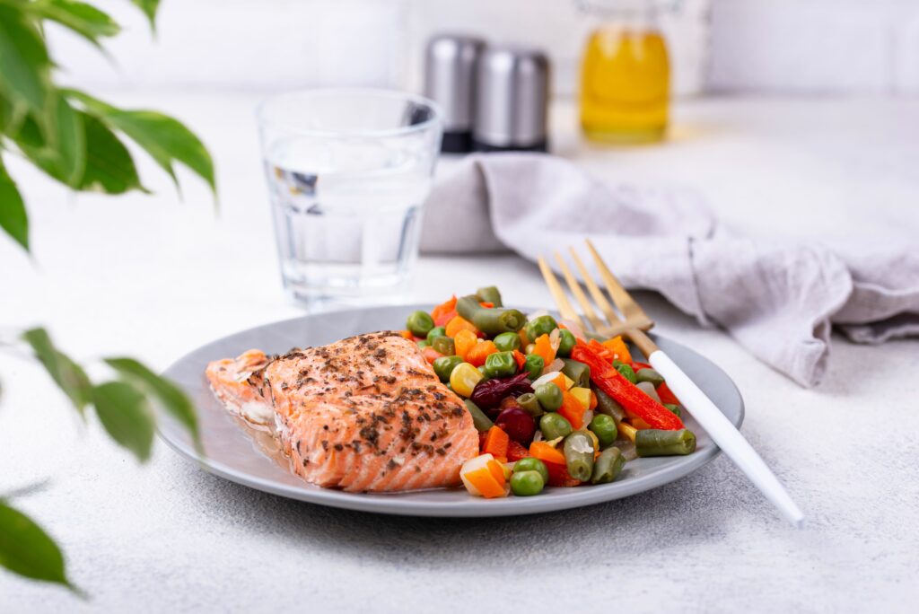 Salmón al horno con verduras (Envato)