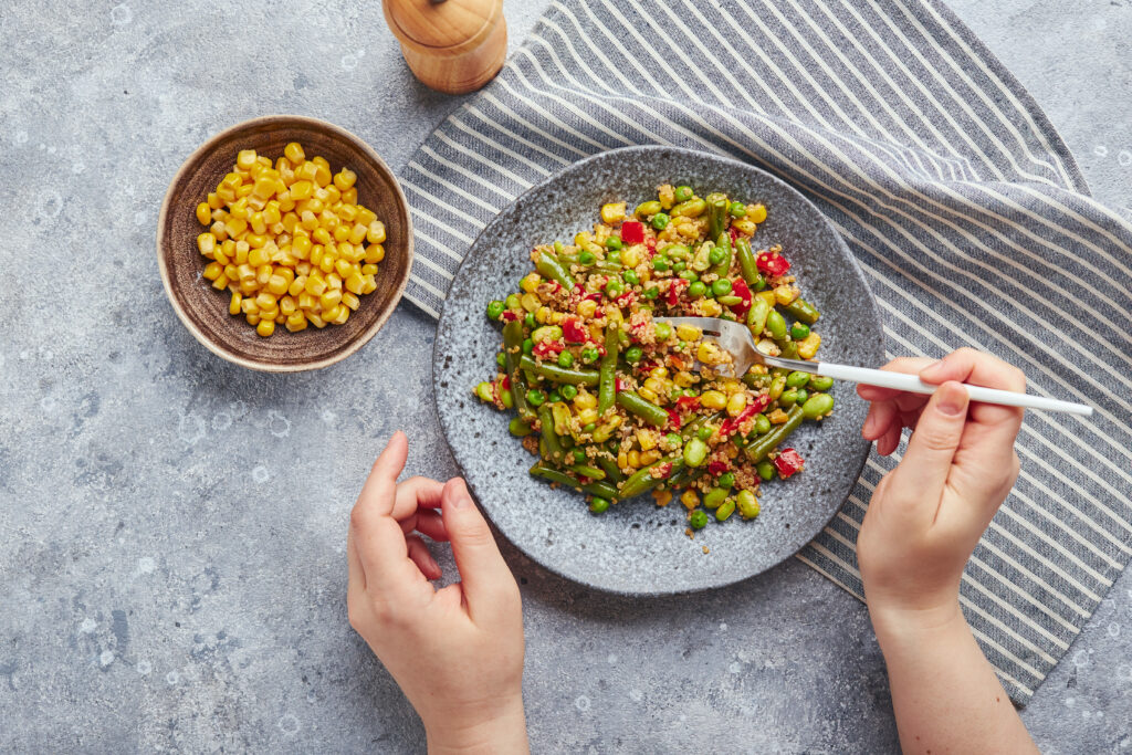 Ensalada de quinoa con vegetales (Envato)