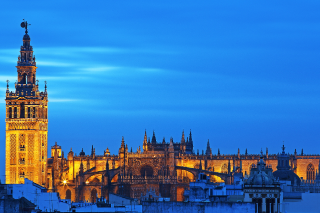 Ruta nocturna guiada por la Sevilla encantada (AdobeStock)