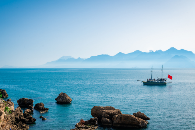 Paseo en barco por Málaga y comida en el puerto (AdobeStock)