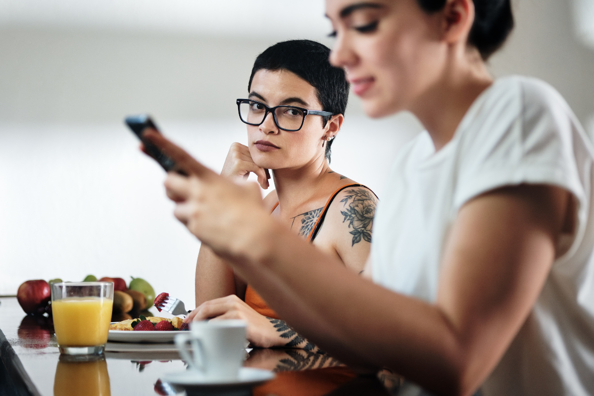 Cómo te sentirías si tu pareja pasara demasiado tiempo con una amigao cercano (Envato)