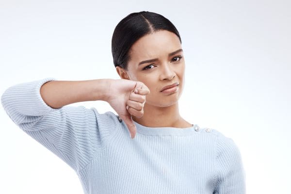 Cómo reaccionas cuando alguien te critica o te da feedback negativo (Envato)