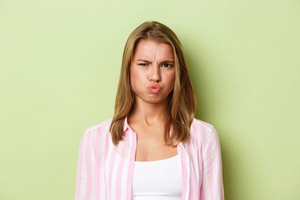 Cómo te sientes cuando alguien recibe una atención especial o un reconocimiento que tú crees merecer también (Envato)