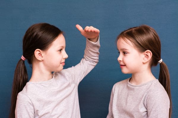 Te comparas a menudo con los demás (Envato)