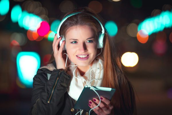 Qué tipo de música prefieres escuchar en una noche tranquila (Envato)