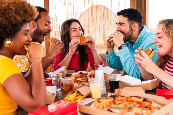 Cómo sueles sentirte en situaciones sociales (Envato)