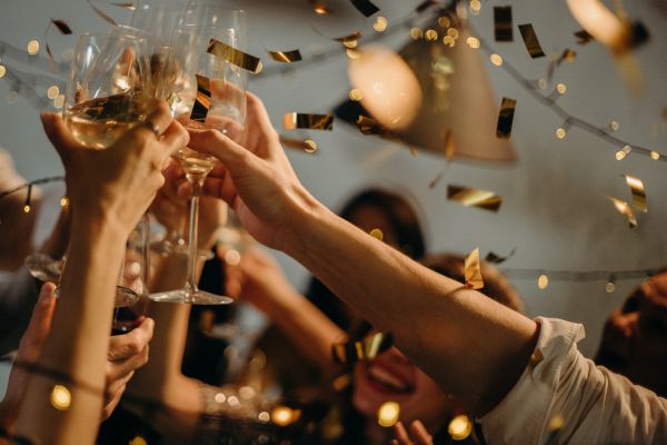 Qué tipo de persona eres en una fiesta (Canva)