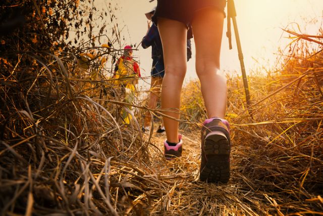 El senderismo ayuda a conectar con la naturaleza (Canva)