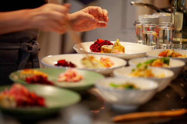 Puedes compartir la cocina con tus amigos (Canva)