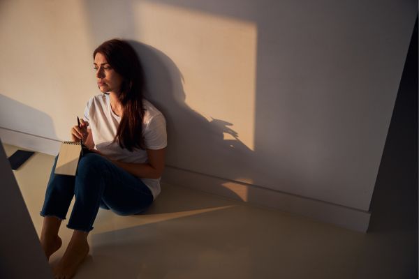 Hace un esfuerzo por pasar tiempo contigo, incluso cuando está ocupado(a) (Canva)