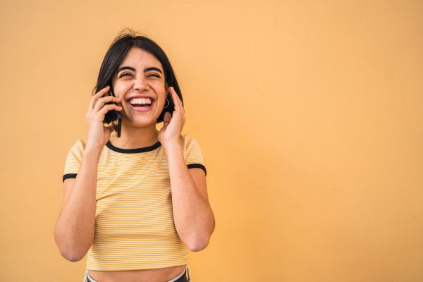 Se comunica contigo con frecuencia, incluso sin tener un motivo específico (Canva)
