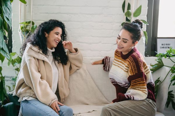 Te presta atención cuando hablas y recuerda detalles importantes de tus conversaciones (Canva)