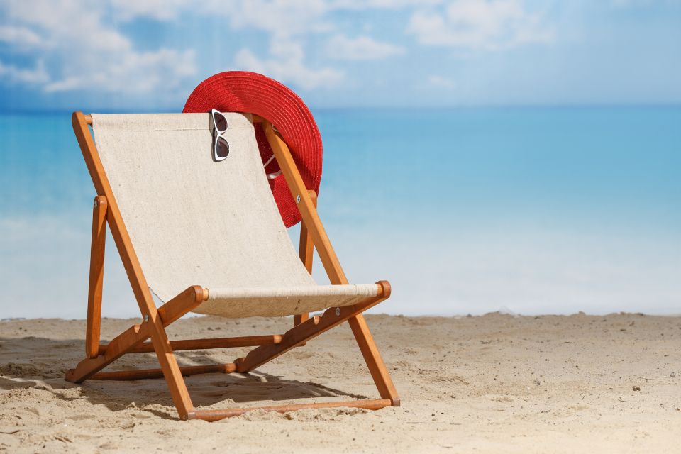 Las 4 mejores sillas de IKEA para la playa (AdobeStock)