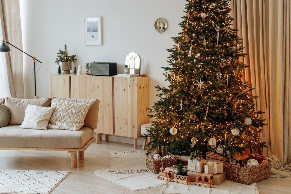 5 ideas económicas para decorar tu árbol de Navidad (Adobe Stock)